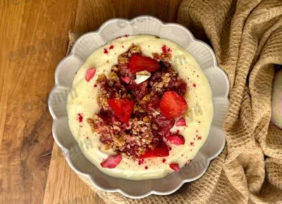 Jahodový crumble so skyrom a vanilkovým proteínovým pudingom
